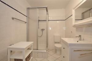 ein Badezimmer mit Dusche, Toilette und Waschbecken in der Unterkunft Waterkant Wohnung 19 - Klabautermann in Boltenhagen + 25 Fotos