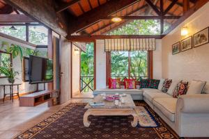 Зона вітальні в Aranyam Villa by StayVista with Modern wooden interiors, Kidszone, Indoor games & plunge pool