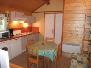 una cucina con tavolo e sedie di Chalet Campanules 37 a Mélisey