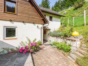 una casa con un jardín y una calabaza en una colina en Apartment near the Koralpe ski area 