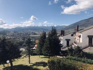 een uitzicht op de bergen vanuit een huis bij Sangro Apartment in Castel di Sangro