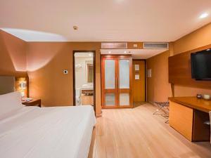 Μια τηλεόραση ή/και κέντρο ψυχαγωγίας στο M N Flats - Flat Dentro Do Hotel WI Avenida Ibirapuera 2927