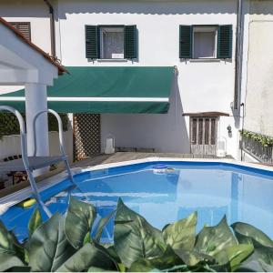 a swimming pool in front of a house at Casa Do Bispo pereiro,Arganil in Coimbra