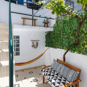 eine Bank mit zwei auf einer Wand sitzenden Kissen in der Unterkunft Casa Do Bispo pereiro,Arganil in Coimbra + 4 Fotos
