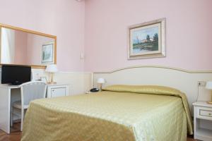Postel nebo postele na pokoji v ubytování Hotel Maderno