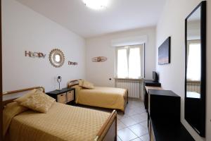 una camera d'albergo con due letti e una televisione di Marina 2 Pineto Vacanza a Pineto