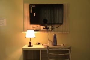 TV a/nebo společenská místnost v ubytování Sai Inn Mysore
