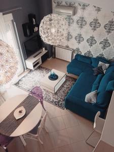 sala de estar con sofá azul y mesa en Apartment Gaia, en Umag