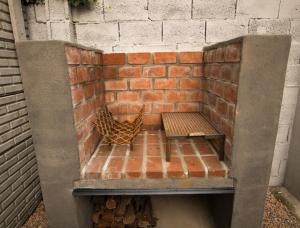 a brick wall with a bench in front of a building at Häuschen in Colonia San Miguel