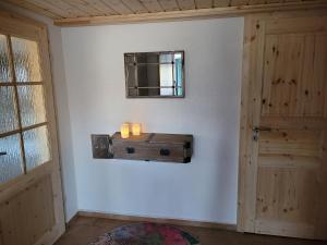 Memleben的住宿－Ferienhaus Unstrutblick，一间设有镜子和蜡烛门的房间
