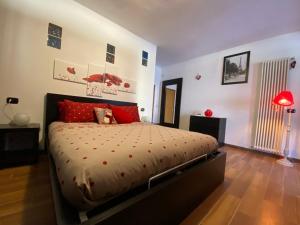 Postel nebo postele na pokoji v ubytování Nidi del faggio rosso - Family Holiday Home