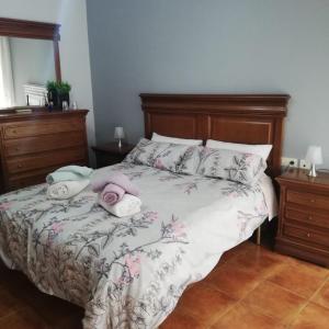 トルヒーリョにあるCasa Apartamento Rural La Sinagoga de Trujilloのベッドルーム1室(ベッド1台、タオル2枚付)