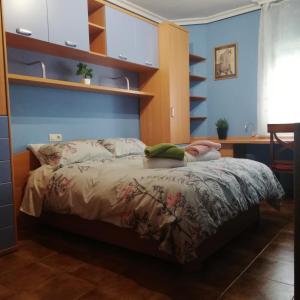 トルヒーリョにあるCasa Apartamento Rural La Sinagoga de Trujilloのベッドルーム(ベッド1台、デスク、棚付)