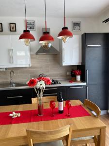 Kuchyň nebo kuchyňský kout v ubytování Nidi del faggio rosso - Family Holiday Home