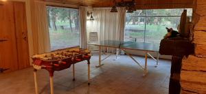 una habitación con una mesa y un perro sentado en una silla en Finca Pequeña Venecia, en San Rafael