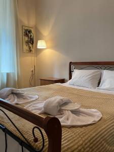 una camera da letto con un letto e un asciugamano sopra di Beridze Apartment a Tbilisi City