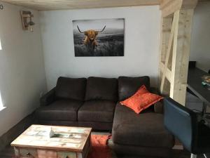 una sala de estar con sofá y un toro en la pared en Ferienhaus Unstrutblick en Memleben