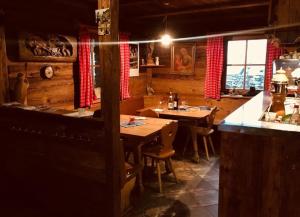 Reštaurácia alebo iné gastronomické zariadenie v ubytovaní Almgasthaus Flecknerhütte