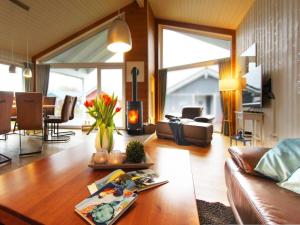 una sala de estar con un sofá y una mesa en Ferienhaus Randers, en Steinbergkirche 18 fotos más