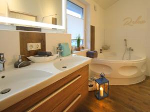 Un baño con lavabo, bañera e inodoro. en Ferienhaus Randers, en Steinbergkirche