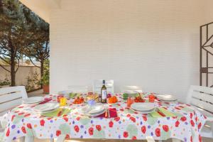 einen Tisch mit einem Tischtuch mit Essen drauf in der Unterkunft Villetta Filomena by BarbarHouse in San Pietro in Bevagna