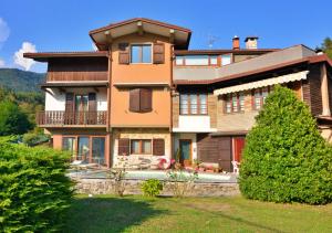 una casa grande con un patio delante en Nidi del faggio rosso - Family Holiday Home en Maresca