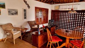 un soggiorno con tavolo e sedie di Manos de Oro a Los Sauces