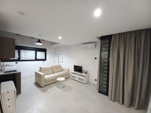 a living room with a couch and a television at Apartamentos Las Pasaeras in Montehermoso