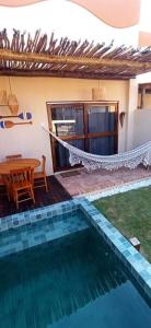 Bazén v ubytování Brisa - Casa de charme com piscina privativa. nebo v jeho okolí