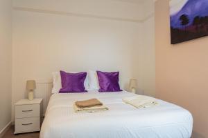 מיטה או מיטות בחדר ב-Cherry Property - Passionfruit Suite