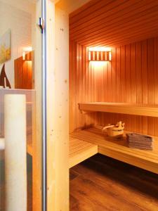 una sauna con paneles de madera y luz en su interior en Ferienhaus Randers, en Steinbergkirche
