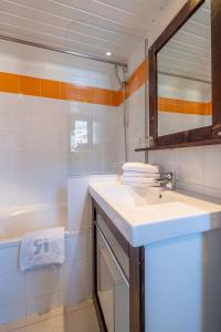 a bathroom with a sink and a bath tub at Résidence Pierre & Vacances Inter-Résidences in Tignes