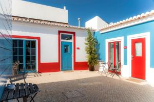 Casa colorida con puertas rojas y azules en Cercas Velhas en Sagres