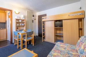a hotel room with a bunk bed and a living room at Résidence Pierre & Vacances Inter-Résidences in Tignes