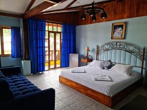 1 dormitorio con 1 cama grande y 1 sofá en Club Samawa, en Santo Domingo de los Colorados