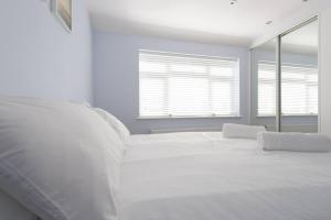 سرير أو أسرّة في غرفة في Trendy 2 Bed - A hidden Luxury in Hayes nr Heathrow