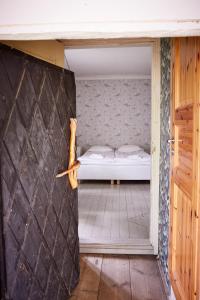 A bed or beds in a room at Taattisten Tila - Taattinen Farm and Cottages