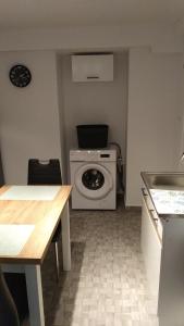 eine Küche mit einer Waschmaschine in einem Zimmer in der Unterkunft BiesCZADOWE miejsce in Lesko