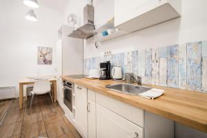 Kuchyňa alebo kuchynka v ubytovaní Colorwave Design Apartment