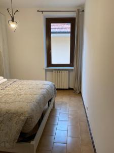 um quarto com uma cama e uma janela em Casale Center em Casale Monferrato