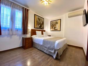 A bed or beds in a room at Hostal Rodri