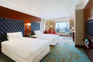 Кровать или кровати в номере Holiday Inn Dhaka City Centre by IHG