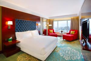 Кровать или кровати в номере Holiday Inn Dhaka City Centre by IHG
