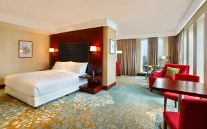 Кровать или кровати в номере Holiday Inn Dhaka City Centre by IHG
