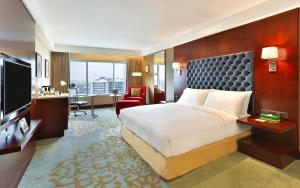 Кровать или кровати в номере Holiday Inn Dhaka City Centre by IHG