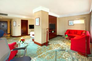 Гостиная зона в Holiday Inn Dhaka City Centre by IHG