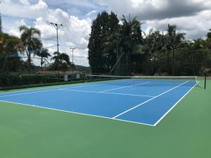 Tennis och/eller squashbanor vid eller i närheten av Chácara Green Hill