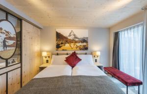 Habitación de hotel con cama y ventana en Hotel Derby, en Zermatt
