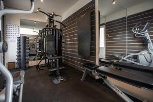 ein Fitnessstudio mit Cardiogeräten in einem Raum in der Unterkunft Mouikis Hotel Kefalonia in Argostoli + 67 Fotos