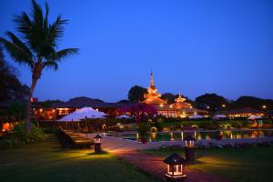 Taman di luar Bagan Thiripyitsaya Sanctuary Resort